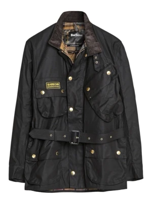 Svart vaxad jacka från Barbour - Barbour International vaxjacka i svart med klassisk design. Jackan har en bältad midja, flera fickor framtill med tryckknappar och en krage i manchester.   Dragkedjan är i mässing och har en ringformad dragtapp. Insidan är fodrad med Barbour's signaturrutmönster i beige, rött och svart. Jackan har även en Barbour International-logotyp på bröstet.  Se dock märkena som har orsakats av dragkedja   Ordinarie pris 5999kr