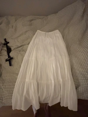 Långkjol - Vit långkjol från bershka. Lite lösa trådar längst ner men syns inte.
