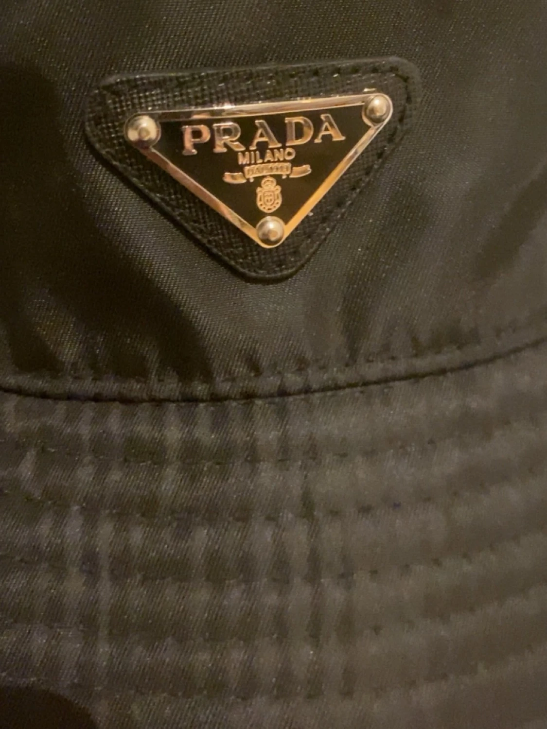 Svart bucket hat från Prada