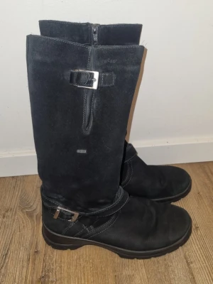 Legero gore-tex Kängor, Svarta, Strl 38 - Svarta mocka-kängor med spännen och dragkedja. Kängorna har ett varmt foder på insidan.  De är i mycket gott skick med små tecken på användning. Gore Tex märkta Storlek 37/38 Nypris ca 2000kr