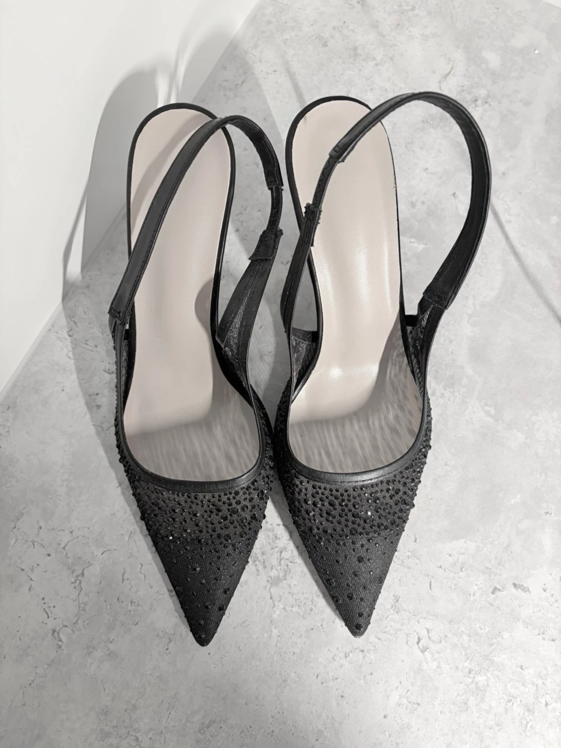 Svarta spetsiga pumps med strass