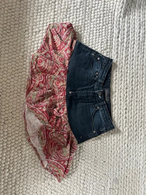 Kort jeanskjol med paisleymönster - Från Acne inga defekter, för liten för mig så kan tyvärr inte visa den på☹️ köptes second hand och ser ut som att det röda alltså är påsytt vet inte om det ör äkta acne eller hur man tar reda på det..? Midjemått 37 cm