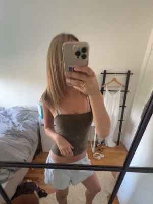Mörkgrön ärmlös linnetopp - Köpt för länge sedan men inte använt sedan dess!  Jag står inte för frakt, tar gärna emot bud under det satta priset för kompromiss!💗   Allt jag säljer är i stort sätt i nytt skick för ett lägre pris, kolla in resten av mina artiklar i min profil!