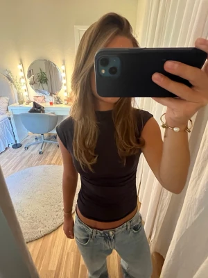 Topp - Mörkgrå tight topp med ”scrunch” på sidorna 