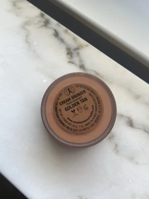 Cream Bronzer från Anastasia  - Säljer en Anastasia Beverly Hills Cream Bronzer i nyansen Golden Tan. Kommer i en rund burk med beige lock och guldigt logotryck. Krämig formula som ger en solkysst look och är enkel att blenda ut för naturlig finish. Jag har endast använt den ett par gånger. 