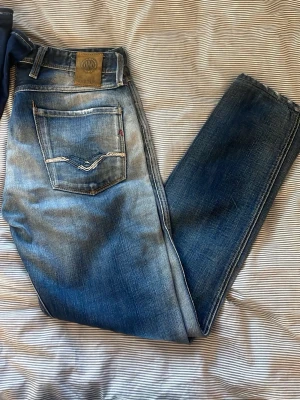 Blå Replay jeans  - Tjena! Säljer nu dessa riktigt snygga Replay anbass jeansen!! Står att de är Storlek 31:34 sitter mer som 30:30 får knappt på mig dom🤷‍♂️köptes begagnade, inget stretch i materialet så på så sätt väldigt tajta! Priss går att diskuteras vid snabb affär!  