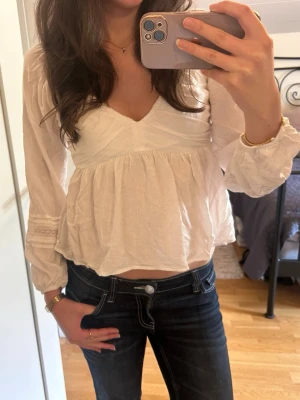 Hollister top - Säljer en jättefin vit Hollister tröja som endast är använd vid två tillfällen. Inga fläckar eller defekter. Köpt på Hollister🥰 Storleken är M, men jag brukar ha S och den sitter som på bilderna❤️