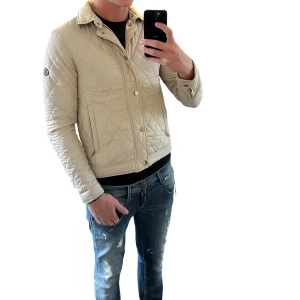Beige quiltad jacka Henri Lloyd  - Tja, säljer denna extremt snygga jacka från Henri Lloyd i perfekt skick.