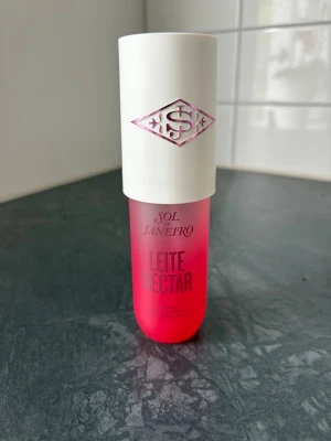 Sol de Janeiro Leite Nectar Limited Edition  - Sol de Janeiro Leite Nectar Limited Edition. 90ml endast provdoftat på den så den är som ny! 