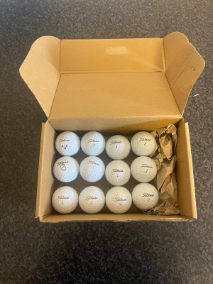 Vita golfbollar från Titleist - Säljer ett gäng vita golfbollar från Titleist. Klassisk design med små gropar och märkning i svart och rött. Perfekta för dig som vill fylla på golfbagen inför säsongen. Levereras i kartong. Pris kan diskuteras