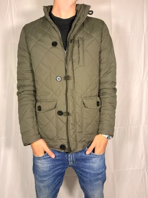 Filedjacka - Snygg filejacka perfekt till hösten. Storlek S. Modellen är 180cm 64kg