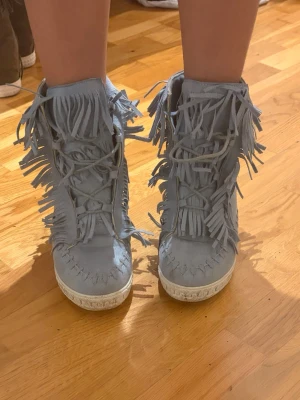 Isabel marant liknande Kilklackar/ mockasneakers med wedgeklack - Vill endast byta. Intressekoll. Gärna Isabel marant liknande eller fransskor bara i brun eller beige. Grå också kanske, passar 38-40. Inte alls tajta och super bekväma