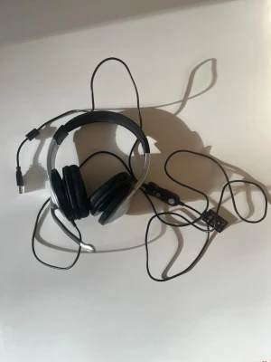 HP Premium Digital Headset (USB) - Säljer ett trådat HP-headset i mycket fint skick och fullt fungerande. USB anslutning.