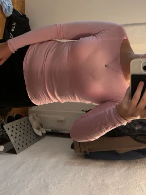 Ljusrosa långärmad topp från Stories - Säljer en ljusrosa långärmad topp från Stories i storlek M. Toppen har en tight passform och är tillverkad i mjuk bomull, perfekt för att styla med jeans eller kjol. Enkel och stilren design med rund halsringning.