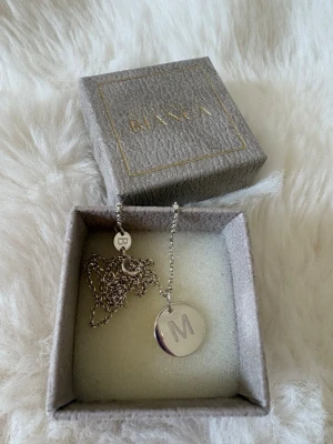 Halsband guldfynd by Bianca  - M på ena sidan och own it på andra sidan. Från Bianca’s kollektion med guldfynd 