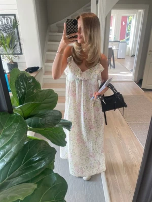 Lång blommig sommarklänning - Långklänning från H&M💗Säljer min väldigt eftertraktade klänning som är i storlek M och passar mig som vanligtvis har S eller M! Den är använd en gång så den är nästan helt ny, säljer den för att jag har en liknande!!