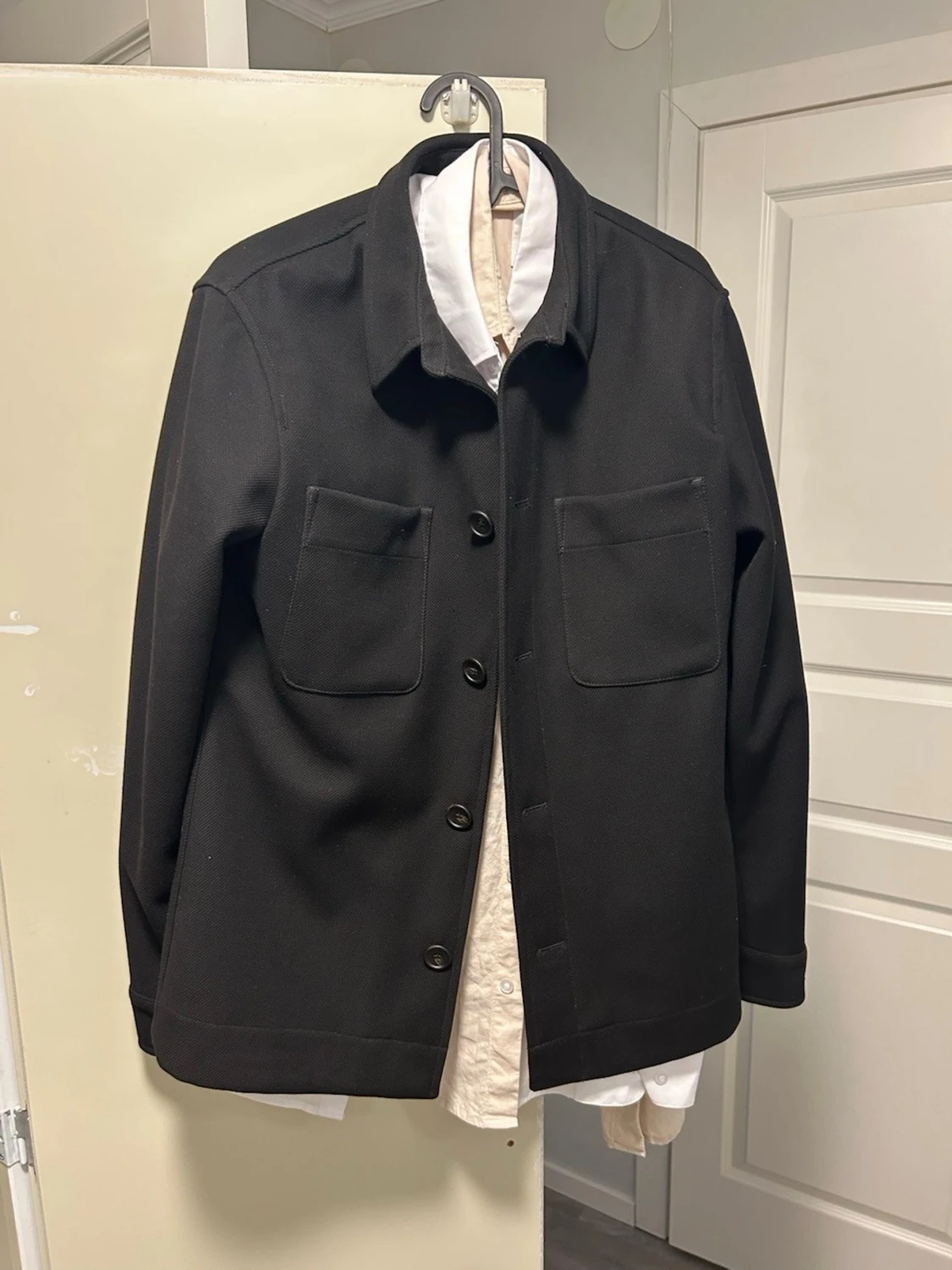 Svart overshirt med fickor - 1