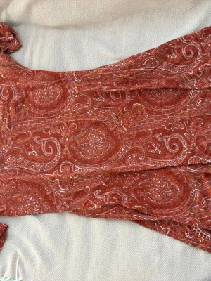 Mini klänning  - Söt miniklänning i typ paisley mönster 