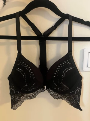 BH från Hunkemöller  - BH från Hunkemöller i storlek 70A. Använd max 2 gånger så i bra skick! 
