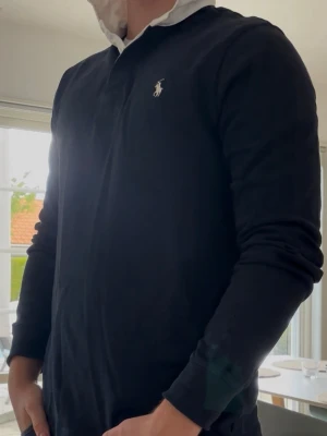 Ralph lauren långarmad piké  - En stilren långarmad piké från ralph lauren som är i slim fit i storlek m och i gott skick😁