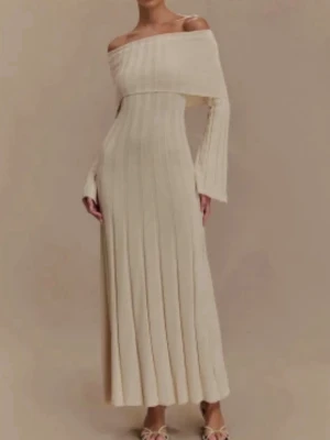 Offshoulder ribbad långklänning beige  - Klänning från meshki som är helt slutsåld och aldrig använd med prislapp kvar. Trendig offshoulder långklänning i beige med ribbad struktur. Klänningen har långa ärmar och en figurnära passform som framhäver siluetten. Perfekt för dig som gillar stilrena och eleganta looks. Klänningen heter ”Alonza Long Sleeve Knit Midi Dress”. Nypris kostar 1100 exkl frakt och tull. 