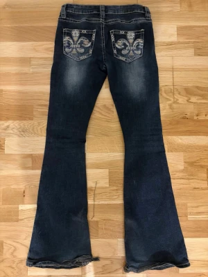 Lågmidjade bootcut/flare jeans  - Mörkblå low waist bootcut jeans från gina tricot 14+ i storlek S, kan passa xs också dock. De är lite slitna längst ner pga av att de har varit för långa samt fick de hål bak och fram (se bild 6-7) men det har sytts igen och syns knappt. Pris kan diskuteras men jag börjar vid 299kr 💕