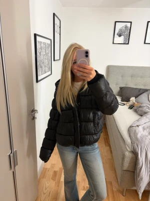 Svart dunjacka superdry - Säljer en super snygg vinterjacka från superdry! Super bra skick, lite glansig men inte plastig💓 storlek L men passar mer som M!