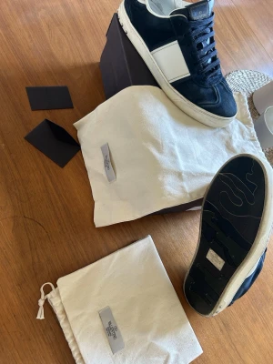Valentino flycrew - Mörkblå mocka, storlek 42 fint skick, enbart 1 mot som saknas. Original låda, dustbags och kort följer med.