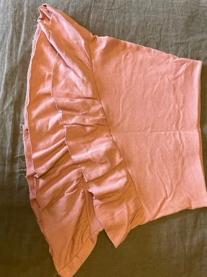 Rosa volangkjol i bomull stl. M från NewYorker - Supersöt rosa kortkjol med volangdetalj på ena sidan. 