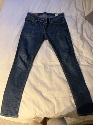 Dondup George  - Säljer ett par Dondup George i mycket bra skick, nypris runt 3000kr mitt pris 399kr storlek 32 men passar dig som har 31 och 33   Mått 86 cm midja alltså 43cm