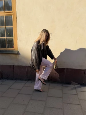 Mörkbrun oversized skinnjacka - Mörkbrun läderjacka. Köpt vintage i Paris. 