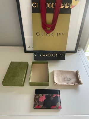 Gucci plånbok i väldigt bra skick äkta!!! - Säljer nu min Gucci plånbok i väldigt bra skick, använd cirka en vecka så inga synliga skador eller märken på den