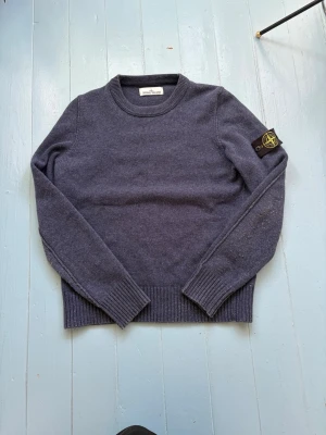 Stone Island tröja  - Super snygg stickad stone Island tröja i storlek M! Självklart äkta i mycket fint skick! Lite knopprig som är standard för dessa tröjor! Hör av er vid funderingar!