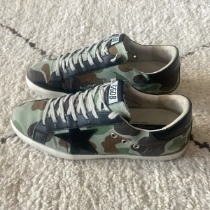 Golden Goose skor! - Golden Goose ”Superstar” Sneakers! | Skick 9/10 | Storlek 41 | Camo goldens görs inte längre och är sjukt svåra att få tag på | Nypris 6000kr, mitt pris endast 2149  | Dustbag medföljer! | Svarar gärna på era frågor och funderingar!