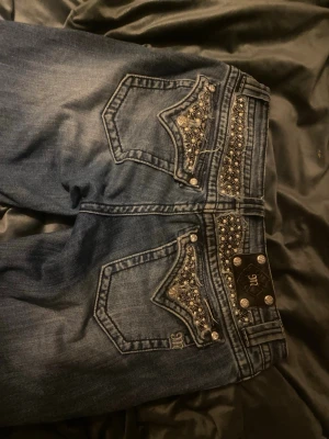 2000s orginal Miss me jeans  - Jätte snygga miss me jeans bootcut i strl 30 ungefär L. Jag är 173cm lång och dom passar längden. Är lite slitna längt benen längst ner men ingen som syns när man har på sig dom.