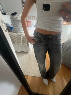 Gråa low rise wide arrow jeans från week day  - Coola gråa low rise wide jeans från weekday