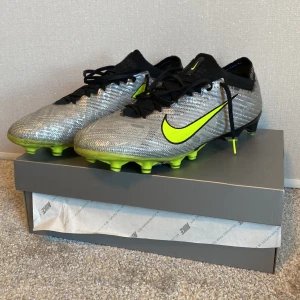 Nike mercurial vapor 15 elite ag - Använda fåtal gånger. Lite sönder i tyget men det är det enda felet. Skick 8,5/10. Nypris: 3149:- skriv vid frågor! 