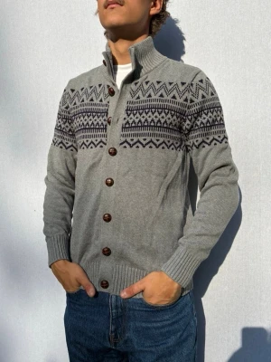 Selected Jeans kofta M - Hej och välkommen till byTorén. Detta är en kofta från Selected Jeans i storlek M med normal passform. Modell på bild är ca 182, 67kg. Plagget är i bra skick utan några defekter. Tveka inte på att höra av dig, även om det skulle vara minsta lilla;)
