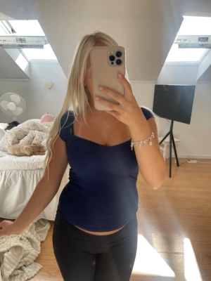 Topp från Nelly  - Marinblå topp från Nelly | storlek xxs, jag är 154 lång | bra skick, knappt använd💕
