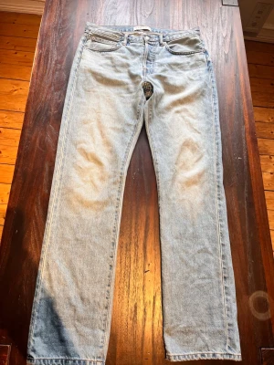 Ljusblå raka jeans från Saburo - Säljer ett par ljusblå jeans från Saburo med klassisk femficksmodell och raka ben. Jeansen har normal midja och är tillverkade i slitstark denim. Perfekta för dig som gillar en avslappnad och tidlös stil.