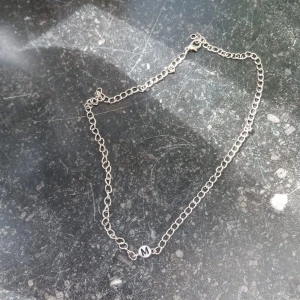 Namnhalsband  - Namnhalsband med bokstaven M på. Egengjort och i nyskick, säljer då det inte andvänds så mycket ☺️