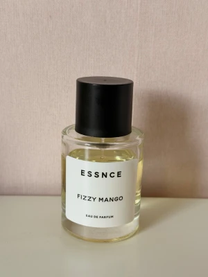 ESSNCE Fizzy Mango Eau de Parfum - Fräsch parfym med doft av sprudlande mango från ESSNCE. 