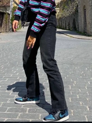 Nike Air Jordan 1 Mid black/aurora green - Säljer dessa snygga Nike Air Jordan 1 Mid sneakers i svart och blå/grön då dem inte kommer till användning längre, endast använts ett fåtal gånger. Pris kan diskuteras vid snabbt köp. 