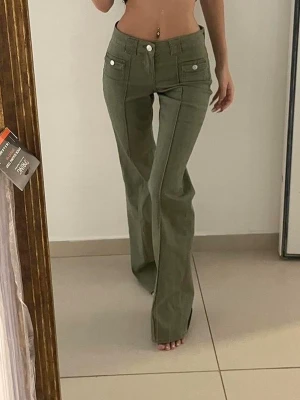 Gröna jeans med fickor från Hm - Säljer ett par olivgröna jeans med fickor framtill. Köpta på H&M och går inte längre att köpa. Storlek 36. Säljer då dom är lite för korta för mig som är 178cm. Pris kan diskuteras!