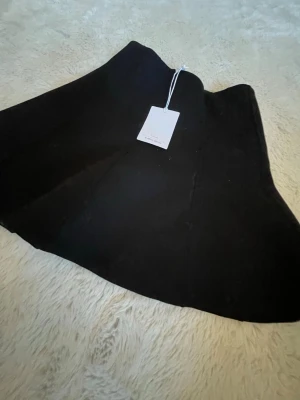 Svart volangkjol - Säljer denna jättefina svarta kjolen i tjockare material från & other stories! Den är perfekt till hösten eller till skoluniformen eller att bar ha som den är! Helt ny och lappen är kvar. Pris kan diskuteras och skriv för fler bilder