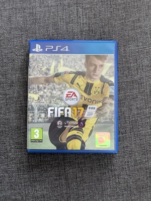 FIFA 17 till PS4 - FIFA 17 till PlayStation 4, ett fotbollsspel från EA Sports. Den är repfri och inga skador. Spelet kommer i ett blått plastfodral med tillhörande skiva och manual.