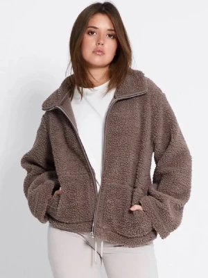 Brun oversized teddyjacka med dragkedja - Mysig brun teddyjacka i oversized modell med hög krage och dragkedja framtill. Jackan har två stora fickor och är tillverkad i fluffigt syntetmaterial som håller dig varm under kyliga dagar. Perfekt för dig som gillar en avslappnad och trendig stil.