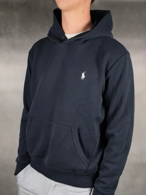 Ralph Lauren Hoodie - Ralph Lauren Hoodie • Storlek: M • Skick: 9/10 – fint skick, liten skada höger axel se bild 4 • Inkluderas: Endast Hoodie • Nypris: Ca 2500kr • Passform: Modellen på bilden är 180 cm lång, väger 65 kg •