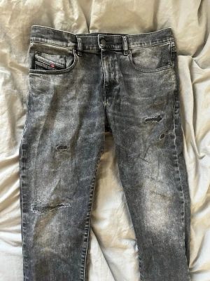 Mörkgrå/svarta diesel jeans med slitningar  - Mörkgrå/svarta diesel jeans med slitningar. Nypris: 3000 kr. Riktigt schyssta till hösten och en nice tvätt 