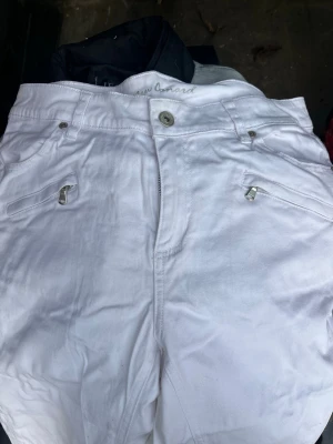Jeans till knäna - Jeans vita till knäna typ 